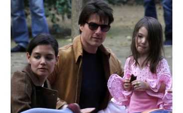 Дочь Тома Круза одевает свою маму