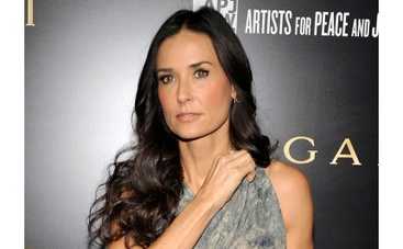 Деми Мур доконала пластическая хирургия