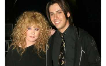 Пугачева и Галкин стали почтальонами