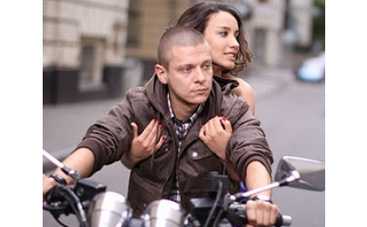 Вика Дайнеко вновь с солистом "Корней"