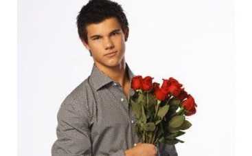 Тэйлора Лотнера застукали с девушкой