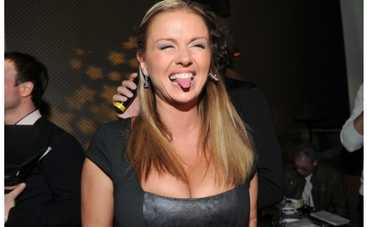 Анна Семенович пьет элеуторококк