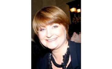 Ирина Данилевская окунает руки в лимон