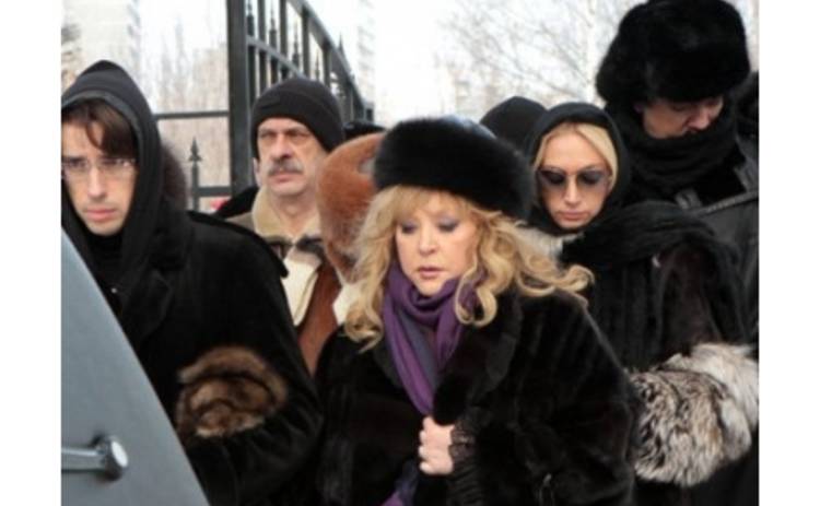 Пугачева собрала всех любовников на похоронах брата