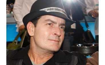 Чарли Шин снова живет со своей бывшей женой