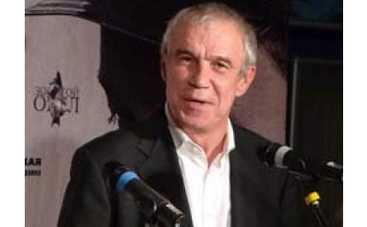 Сергей Гармаш развлекается с молодыми девушками