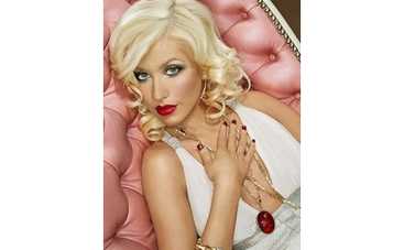 Агилеру держат в участке полиции