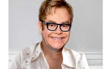 Элтон Джон кормит сына грудью