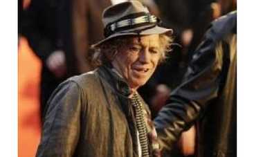 Дочь гитариста Rolling Stones Кита Ричардса курит марихуану