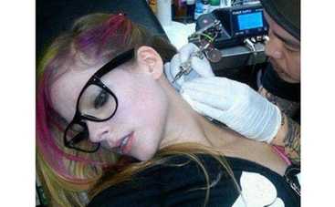 Аврил Лавин снова накололась ФОТО