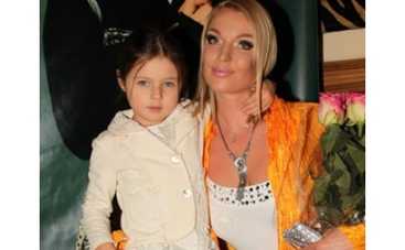 Волочкова делает из дочери светскую львицу