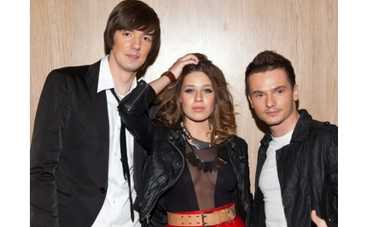 Исполнительницу "Я буду твоей малышкой" выгнали из группы