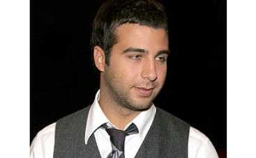 Иван Ургант обнимает друзей с... ненавистью