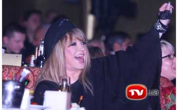 Пугачева целуется с двойником Стаса Пьехи