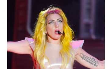 Lady Gaga ходит за ручку с мамой