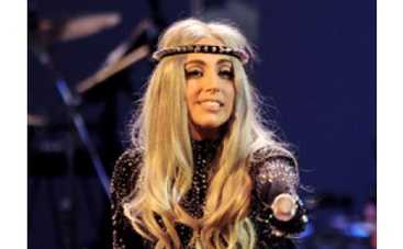 Lady Gaga упала с рояля