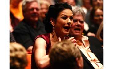 Кэтрин Зета-Джонс лечится в психбольнице