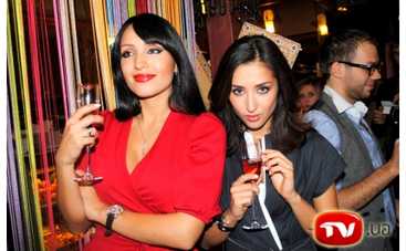 Сестры Завальские заказали стриптизера