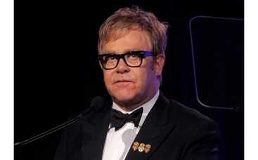 Сыну Элтона Джона проведут ДНК-тест