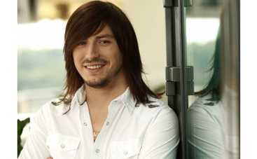 Сергей Притула относит шелуху свиньям