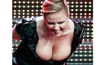 Анна Семенович парится над телом