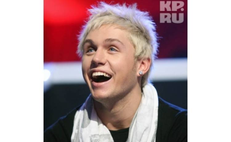 Влад Соколовский стучит по дереву