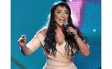 Лолита не снимает свадебное платье