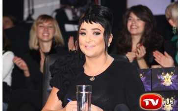 Лолита шпионит за мужчиной