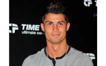 Криштиану Роналду разбил нос фанату