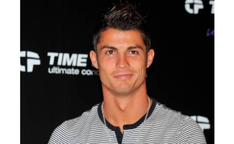 Криштиану Роналду разбил нос фанату