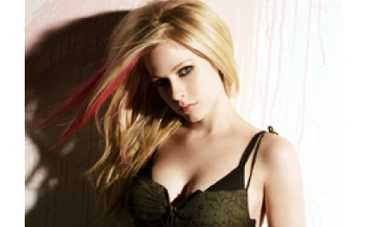 Аврил Лавин делит дом с бывшим мужем