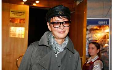 Хакамада засудила цветочек на заднице