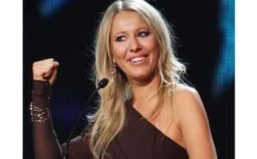 Полуголая Собчак выскочила из торта ФОТО