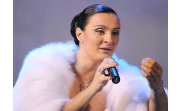 С Елены Ваенги сняли обувь