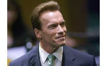 Шварценеггеру подарили стриптизершу