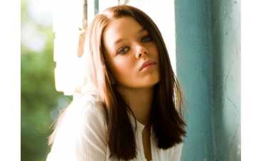 Алина Гросу перепутала микрофон с букетом