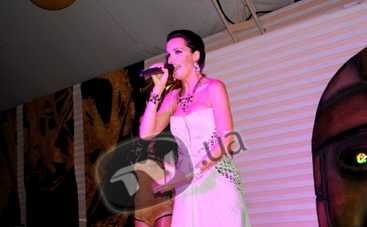 Певица Слава начинает крыть матом