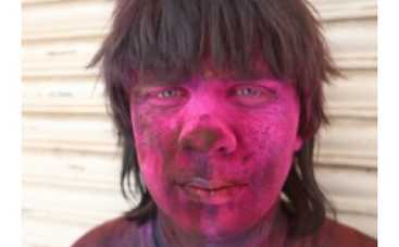 Дмитрия Комарова в Индии покрасили