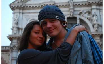 Александр Кривошапко разрисовал аптеку