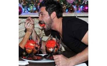 Максим Чмерковский накормил Анфису Чехову