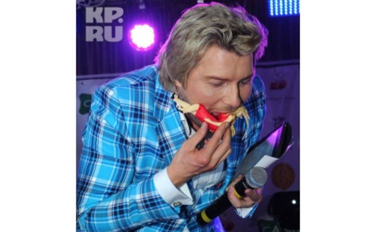 Николай Басков сидит на яблоках