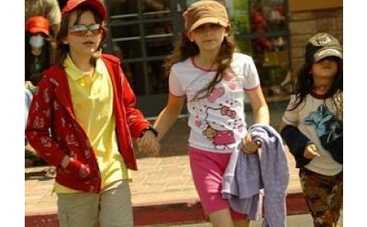 Дети Майкла Джексона раздали его имущество