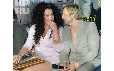 Лолита засунула руку Баскову между ног