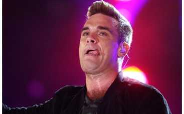 Робби Уильямс ходит в одних трусах