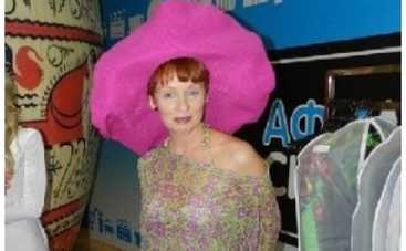 Жанна Эппле устроила легкий стриптиз