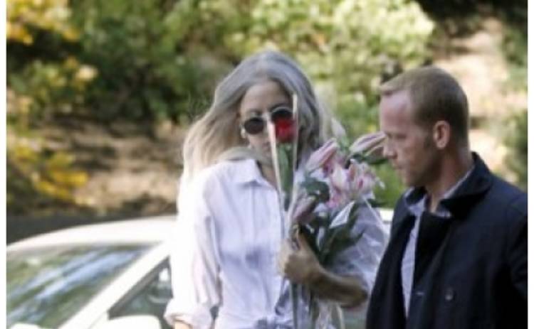 Lady Gaga показалась в скромном платье