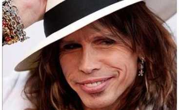 Стивен Тайлер, солист группы Aerosmith, упал и потерял зубы