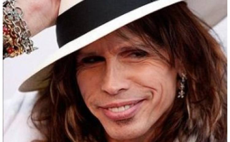 Стивен Тайлер, солист группы Aerosmith, упал и потерял зубы