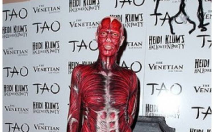 Хайди Клум надела костюм из человеческого мяса