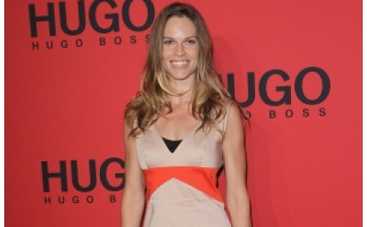 Хилари Суонк уволила агентов, организовавших ее поездку в Чечню